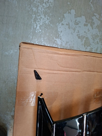 Grill Volkswagen Transporter T5 Chrome Strip bez znaczka  USZKODZONY