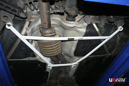 Rozpórka BMW 1 04-11 E87 UltraRacing tylna dolna Brace