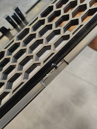 Grill Volkswagen Golf III Black bez znaczka USZKODZONY