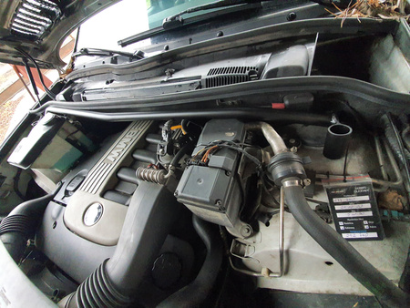 Rozpórka BMW X5 E53 przednia górna Black