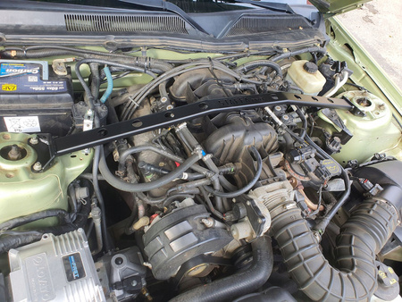 Front upper strut bar Ford Mustang V White