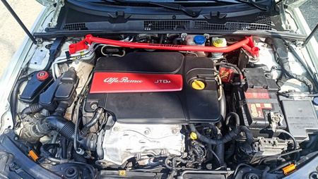 Front upper strut bar Alfa Romeo 159 diesel White